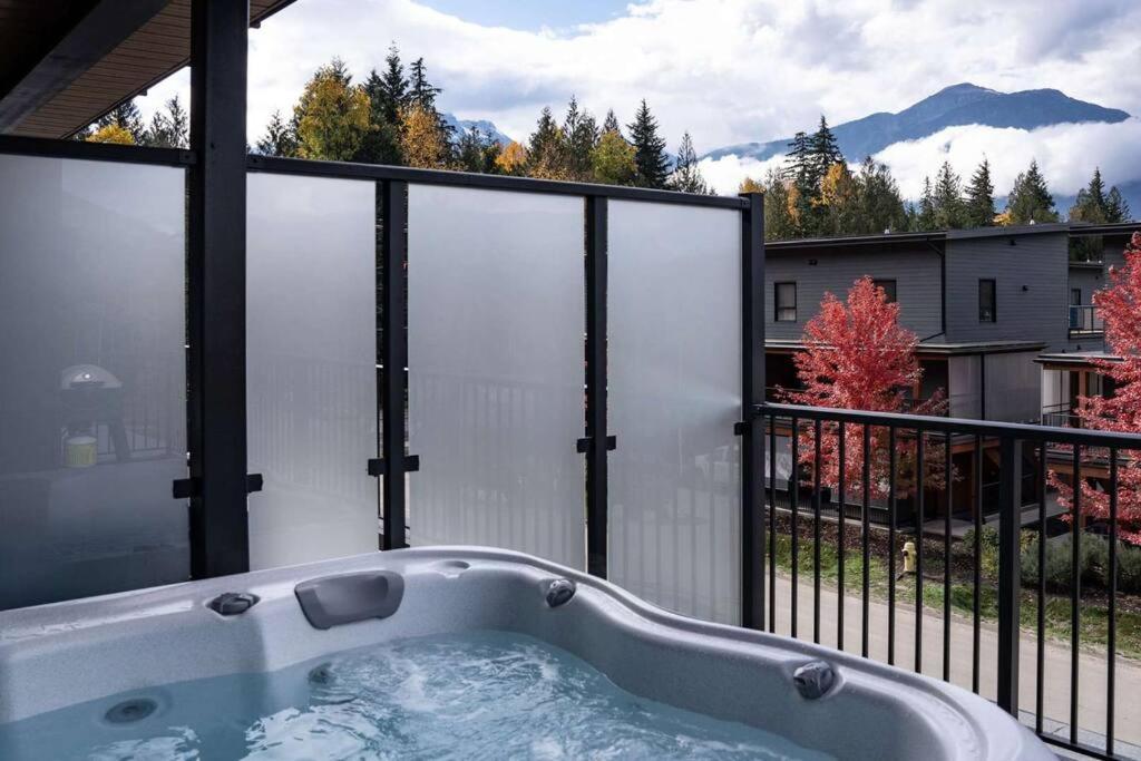 Bluebird Daze By Revelstoke Vacations Appartement Buitenkant foto