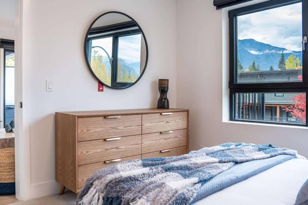 Bluebird Daze By Revelstoke Vacations Appartement Buitenkant foto
