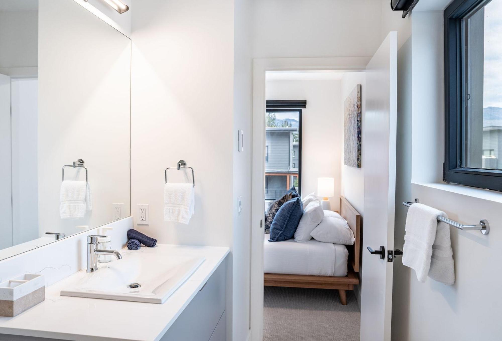 Bluebird Daze By Revelstoke Vacations Appartement Buitenkant foto